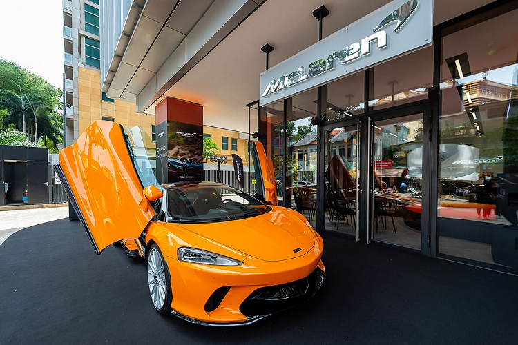 McLaren GT có 3 chế độ lái bao gồm Comfort, Sport và Track. Với mức giá bán từ 16 tỷ đồng tại Việt Nam, McLaren GT sẽ cạnh tranh với Bentley Continental GT, Aston Martin DB11 và Porsche 911. Được biết, nếu muốn sớm sở hữu McLaren chính hãng các đại gia Việt nếu đặt mua từ bây giờ sẽ phải chờ sang năm sau để nhận xe.