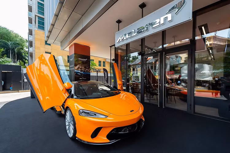 McLaren GT có 3 chế độ lái bao gồm Comfort, Sport và Track. Với mức giá bán từ 16 tỷ đồng tại Việt Nam, McLaren GT sẽ cạnh tranh với Bentley Continental GT, Aston Martin DB11 và Porsche 911. Được biết, nếu muốn sớm sở hữu McLaren chính hãng các đại gia Việt nếu đặt mua từ bây giờ sẽ phải chờ sang năm sau để nhận xe.