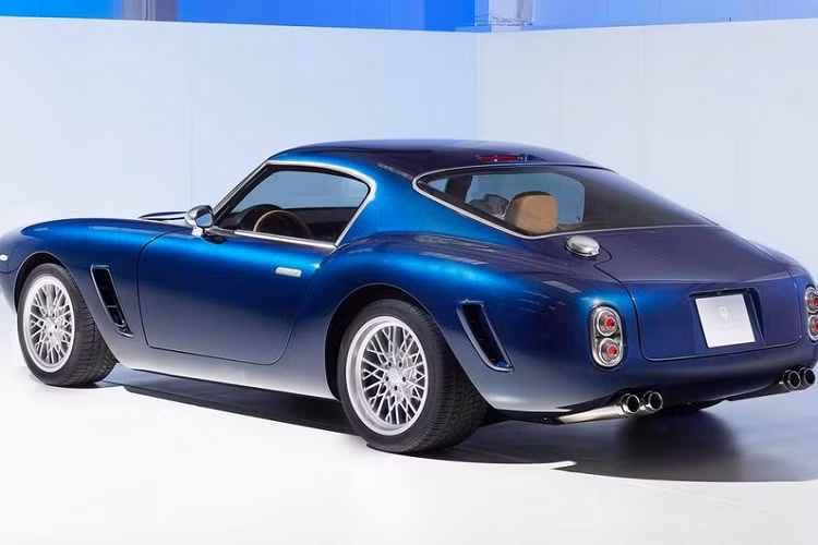 RML sẽ chỉ lắp ráp 30 chiếc Short Wheelbase với mỗi chiếc yêu cầu khoảng 6 tháng để hoàn thiện từ A đến Z. Khoảng 70% sản lượng được lên kế hoạch để xuất khẩu và giá xe RML Short Wheelbase cơ bản là 1,35 triệu bảng Anh (tương đương 41,89 tỷ đồng) cộng với thuế địa phương.