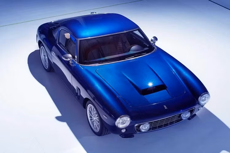 Dưới nắp capô xe là động cơ V12 dung tích 5.5 lít nâng cấp, sản sinh công suất 479 mã lực tại tua máy 7.000 vòng/phút và 568 Nm mô-men xoắn cực đại tại tua máy 5.000 vòng/phút. Công suất này đảm bảo khả năng gia tốc từ 0-96 km/h chỉ mất 4,1 giây, trong khi tốc độ tối đa được giới thiệu là 290 km/h. Động cơ V12 này phối hợp với hộp số sàn 6 cấp, truyền lực tới bánh sau với bộ hạn chế trượt vi sai.