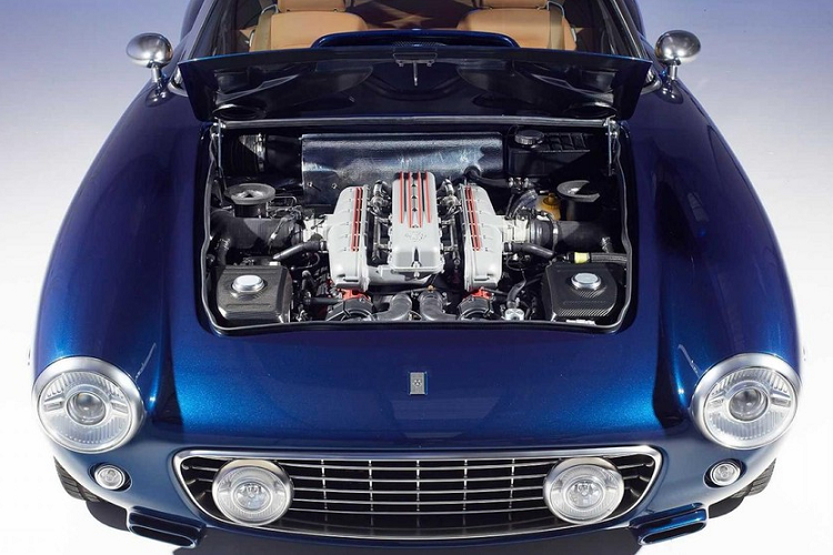 RML là “một trong những công ty kỹ thuật ô tô hiệu suất cao hàng đầu thế giới” và có trụ sở nằm gần Northampton ở Anh Quốc. Một trong những dự án gần đây nhất của họ là một mẫu xe có tên Short Wheelbase, về cơ bản là một phiên bản hiện đại hóa của 250 GT SWB. Trên thực tế, không chỉ có vậy, vì ngoài khung gầm nguyên bản, mẫu xe này gần như không có điểm gì giống với những chiếc Ferrari 250 quý hiếm.