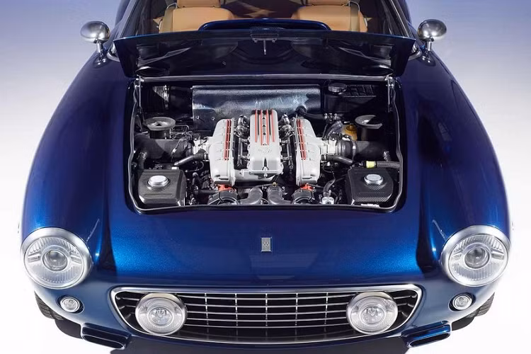 RML là “một trong những công ty kỹ thuật ô tô hiệu suất cao hàng đầu thế giới” và có trụ sở nằm gần Northampton ở Anh Quốc. Một trong những dự án gần đây nhất của họ là một mẫu xe có tên Short Wheelbase, về cơ bản là một phiên bản hiện đại hóa của 250 GT SWB. Trên thực tế, không chỉ có vậy, vì ngoài khung gầm nguyên bản, mẫu xe này gần như không có điểm gì giống với những chiếc Ferrari 250 quý hiếm.