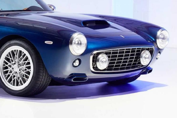 Thiết kế của Short Wheelbase dĩ nhiên là lấy cảm hứng rất nhiều từ Ferrari 250 nhưng có những đặc điểm riêng khiến nó trông hiện đại hơn một chút. Lấy ví dụ như đèn pha tròn với thấu kính projector tích hợp, và lốp trước và sau rộng hơn đáng kể. Những điểm nhấn rất thú vị khác bao gồm ống xả mạ crôm ở phía sau, gương chiếu hậu 2 bên mạ crôm, và bộ la-zăng hợp kim đa chấu kiểu cổ điển.