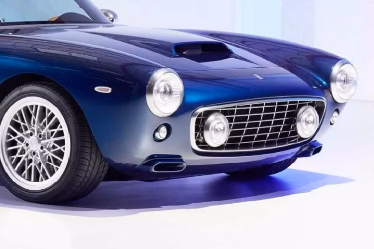 Thiết kế của Short Wheelbase dĩ nhiên là lấy cảm hứng rất nhiều từ Ferrari 250 nhưng có những đặc điểm riêng khiến nó trông hiện đại hơn một chút. Lấy ví dụ như đèn pha tròn với thấu kính projector tích hợp, và lốp trước và sau rộng hơn đáng kể. Những điểm nhấn rất thú vị khác bao gồm ống xả mạ crôm ở phía sau, gương chiếu hậu 2 bên mạ crôm, và bộ la-zăng hợp kim đa chấu kiểu cổ điển.