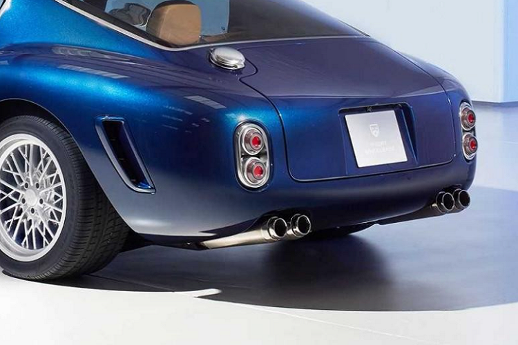 RML đã chế tạo Short Wheelbase với sự chú ý kinh ngạc đến từng chi tiết. Thân vỏ kiểu vỏ sò hai phần đã được lắp ráp với 99% kích thước trong dung sai 2,5 mm. Nước sơn của xe cần có nhiều lớp sơn lót carbon đặc biệt, sơn lót thông thường, và lớp sơn nền màu bạc để mang lại vẻ ngoài tuyệt đẹp cho chiếc xe đầu tiên. Lưu ý, RML vẫn chưa quyết định tên chính thức mà họ sẽ đặt cho nước sơn màu xanh da trời này.