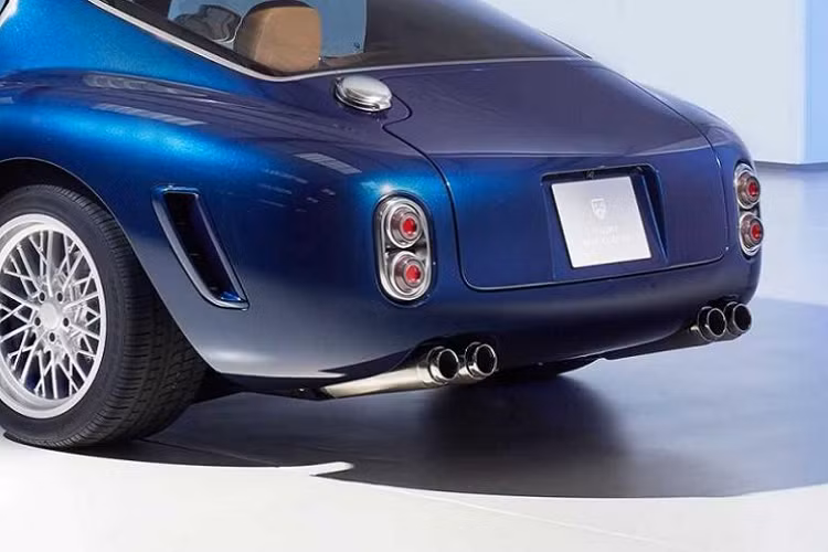 RML đã chế tạo Short Wheelbase với sự chú ý kinh ngạc đến từng chi tiết. Thân vỏ kiểu vỏ sò hai phần đã được lắp ráp với 99% kích thước trong dung sai 2,5 mm. Nước sơn của xe cần có nhiều lớp sơn lót carbon đặc biệt, sơn lót thông thường, và lớp sơn nền màu bạc để mang lại vẻ ngoài tuyệt đẹp cho chiếc xe đầu tiên. Lưu ý, RML vẫn chưa quyết định tên chính thức mà họ sẽ đặt cho nước sơn màu xanh da trời này.