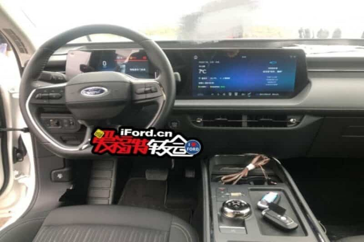 Ở hàng ghế sau, mẫu sedan Mỹ này còn được trang bị cửa gió điều hòa, hộc đựng đồ và cổng USB vừa tiện nghi vừa thực dụng. Trong khi đó, cửa sổ trời toàn cảnh Panorama sẽ mang lại sự thoáng đãng cho nội thất của xe.