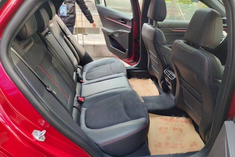 Nguồn cung cấp sức mạnh cho mẫu sedan cỡ trung này là động cơ xăng EcoBoost 4 xi-lanh, tăng áp, dung tích 2.0L, tạo ra công suất tối đa 238 mã lực và mô-men xoắn cực đại 376 Nm. Sức mạnh được truyền tới cầu trước thông qua hộp số tự động 8 cấp, cho phép xe đạt vận tốc tối đa 220 km/h.