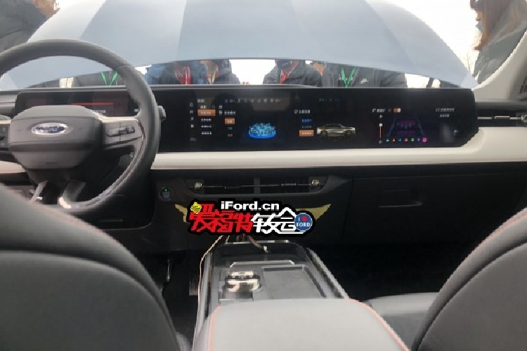 Ngoài ra, Ford Mondeo mới còn có cụm điều khiển trung tâm của xe được đặt thấp, đi kèm núm xoay chuyển số mới và sạc điện thoại thông minh không dây.