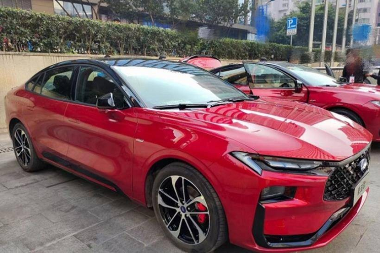 Bên sườn, xe sở hữu đường dập gân kép nổi bật, chạy từ đèn pha đến hết cửa trước và từ cửa sau đến đèn hậu. Tiếp đến là tay nắm cửa nằm chìm vào thân xe và 3 loại vành khác nhau, tùy theo phiên bản.