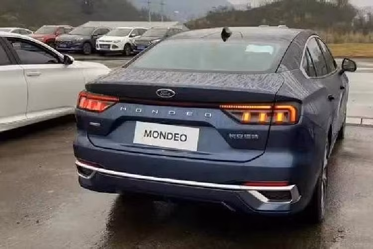 Phía trên lưới tản nhiệt là dải đèn LED định vị ban ngày hình móc câu trong khi cụm đèn pha nằm dưới, trong hốc hình chữ nhật. Ngoài ra, mẫu sedan cỡ trung này còn có hốc gió trung tâm kéo dài sang hai bên chắn bùn trước.