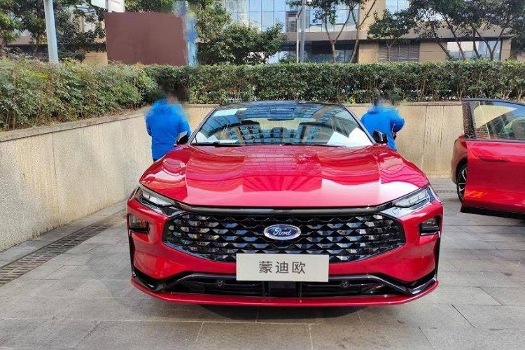Bước vào bên trong Ford Mondeo 2022, người lái sẽ được chào đón bằng không gian nội thất tạo cảm giác hiện đại và công nghệ cao nhờ màn hình cỡ lớn nằm độc lập trên mặt táp-lô.