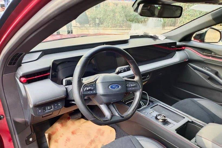 Ở bản ST Line, xe sẽ được trang bị ghế bọc da phối Alcantara sang trọng. Thêm vào đó là những điểm nhấn màu đỏ trên mặt cửa và ghế