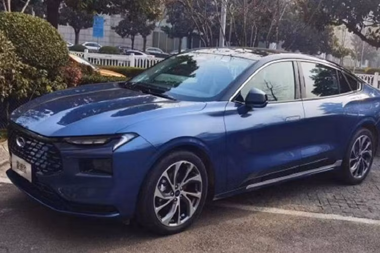 Đằng sau, Mondeo mới được trang bị đuôi xe ngắn với cánh gió vuốt lên, tích hợp logo của hãng Ford. Bên dưới cánh gió này là cụm đèn hậu LED vắt ngang đuôi xe với tạo hình gợi liên tưởng đến VinFast LUX A2.0. Ngoài ra, trên cửa cốp sau còn có tem chữ nổi "Mondeo" khá lớn. Dưới nữa là 2 đầu ống xả giả được bao quanh bằng nẹp mạ crôm và bộ khuếch tán gió thể thao.