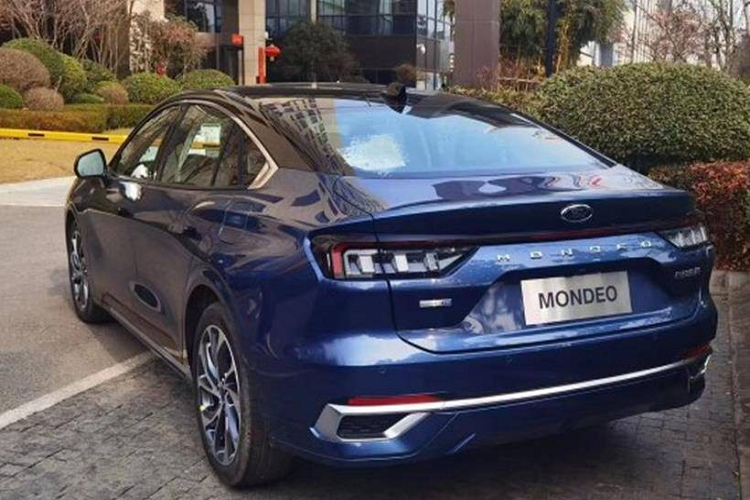 Dù ở phiên bản nào, Ford Mondeo 2022 cũng sở hữu kích thước lớn, bao gồm chiều dài 4.935 mm, chiều rộng 1.875 mm, chiều cao 1.500 mm và chiều dài cơ sở 2.945 mm. Kích thước này mang đến không gian nội thất rộng rãi bên trong xe.