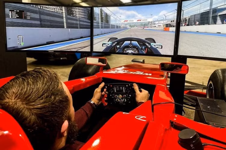 Ferrari F8 Formula 1 hiện đang được lưu giữ trong một garage cùng với một bộ sưu tập xe thể thao và siêu xe giá trị từ các hãng như McLaren, Porsche, Mercedes-AMG, và hơn thế nữa. Tuy nhiên, bất cứ ai mua cỗ máy đua xe mô phỏng này chắc cũng sẽ đặt nó trong phòng khách hoặc phòng chơi game như một vật trưng bày thú vị, thu hút sự chú ý của bạn bè mỗi khi tới chơi.