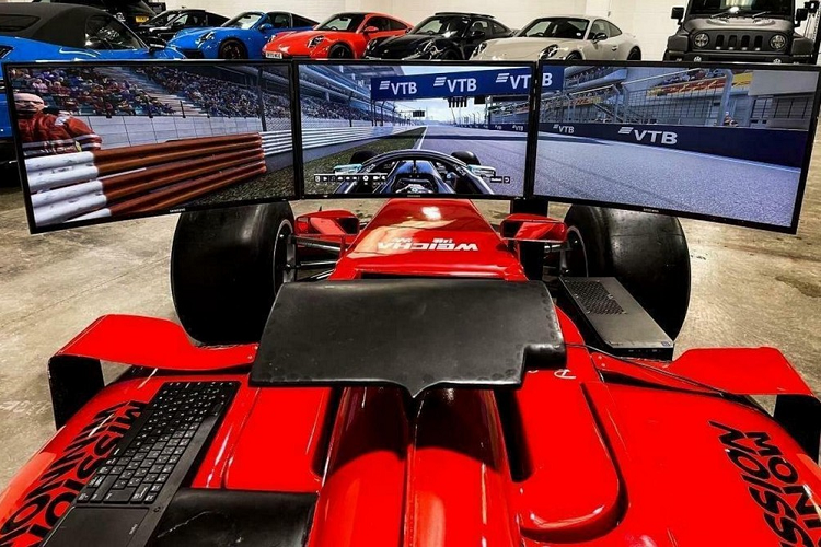Cỗ máy đua xe mô phỏng này có tên là Ferrari F8 Formula 1 và được chế tạo trong năm 2021. Điều này có nghĩa rằng cả thiết kế và phần cứng chơi game của nó đều khá hiện đại. Trong khi trang bán hàng eBay không có nêu chi tiết về thông số kỹ thuật của máy, chúng ta có thể thấy bố cục ba màn hình để có tầm nhìn rộng toàn cảnh đường đua, vô lăng đúng kiểu F1 với các núm vặn và nút bấm, một bàn phím, và máy tính PC đặt cạnh bên phải chiếc xe.