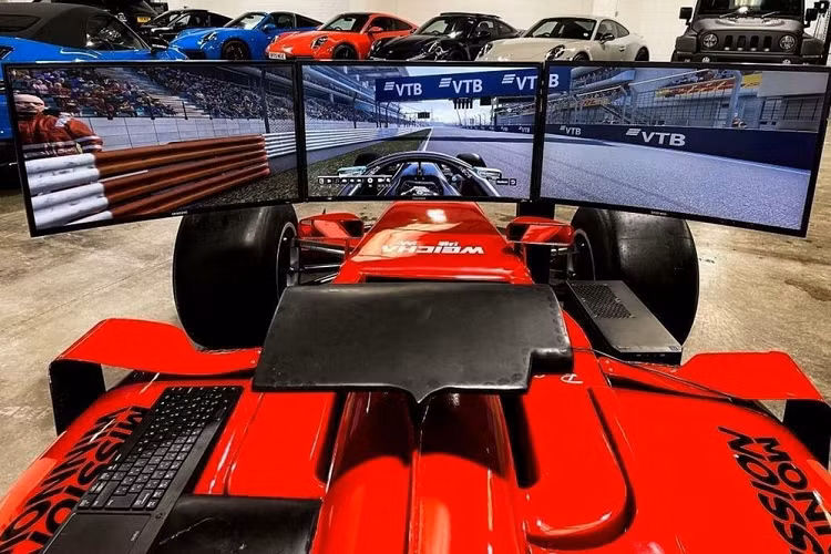 Cỗ máy đua xe mô phỏng này có tên là Ferrari F8 Formula 1 và được chế tạo trong năm 2021. Điều này có nghĩa rằng cả thiết kế và phần cứng chơi game của nó đều khá hiện đại. Trong khi trang bán hàng eBay không có nêu chi tiết về thông số kỹ thuật của máy, chúng ta có thể thấy bố cục ba màn hình để có tầm nhìn rộng toàn cảnh đường đua, vô lăng đúng kiểu F1 với các núm vặn và nút bấm, một bàn phím, và máy tính PC đặt cạnh bên phải chiếc xe.