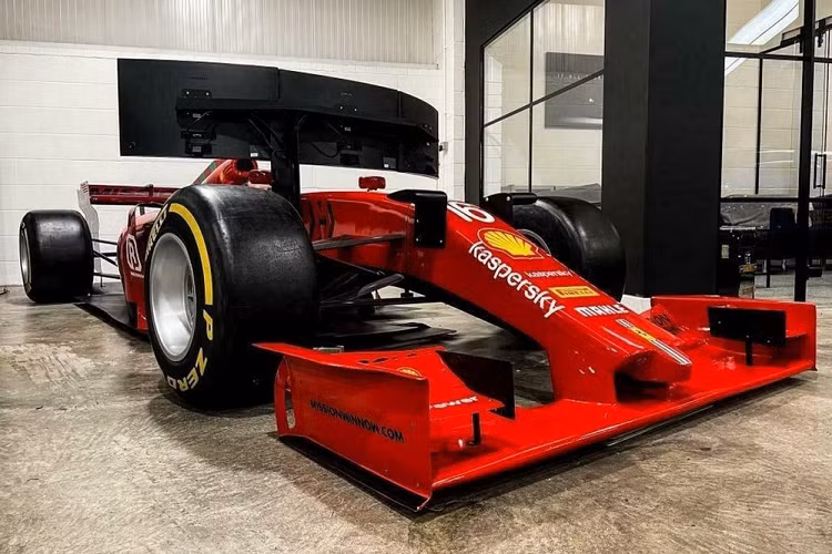 Các phụ kiện như ghế ôm kiểu xe đua, hệ thống bàn đạp và vô lăng xe đua đều rất tuyệt nhưng chúng sẽ không bao giờ hơn được cảm giác ngồi thu mình trong cấu trúc liền khối của một chiếc xe đua Công thức 1, và mọi thứ sẽ còn trở nên thật hơn nếu bạn kiếm được một bộ trang phục tay đua chuyên nghiệp.