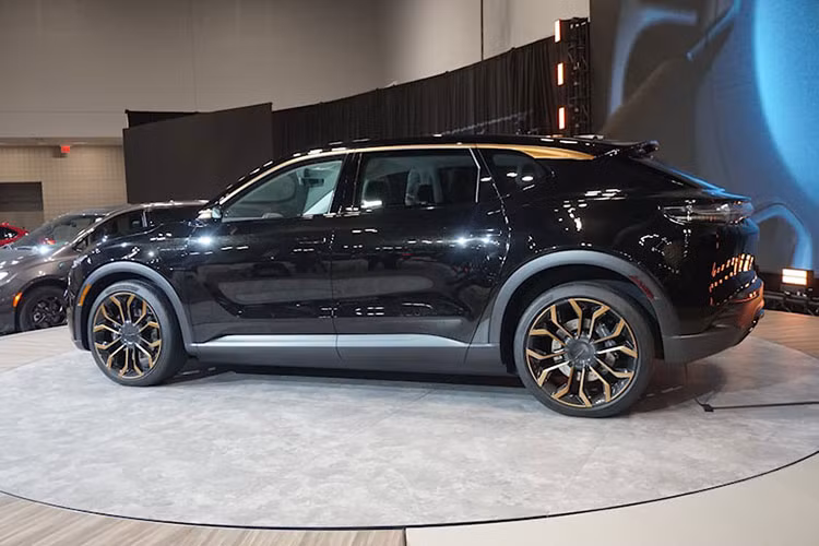 Kế hoạch hiện tại của Chrysler là ra mắt mẫu xe ôtô điện đầu tiên vào năm 2025, đúng dịp 100 năm kỷ niệm thành lập thương hiệu. Đến năm 2028, hãng xe Mỹ đặt mục tiêu điện hóa toàn bộ các dòng sản phẩm của hãng. Đồng nghĩa rằng Chrysler chỉ còn hơn 3 năm để nắm bắt được thị hiếu khách hàng để áp dụng vào sản phẩm xe điện thương mại của mình.