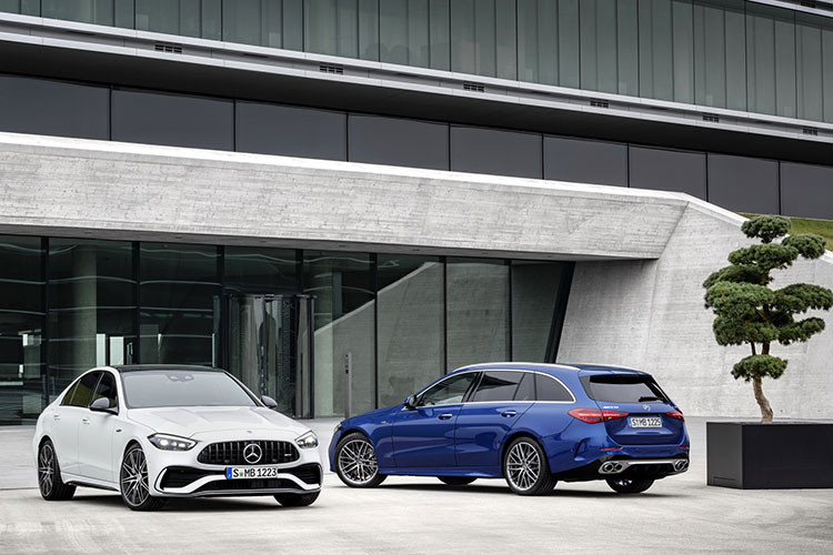 Vào tối ngày 26/4/2022, hãng Mercedes-Benz đã chính thức giới thiệu C-Class thế hệ mới với khách hàng Việt nam. Trong khi đó, ở thị trường nước ngoài, mẫu sedan hạng sang cỡ nhỏ này lại được bổ sung phiên bản hiệu suất cao Mercedes-AMG C43 4Matic 2023 mới. Là đối thủ BMW M3 và Audi RS3. Xe được trang bị động cơ mạnh hơn trước.