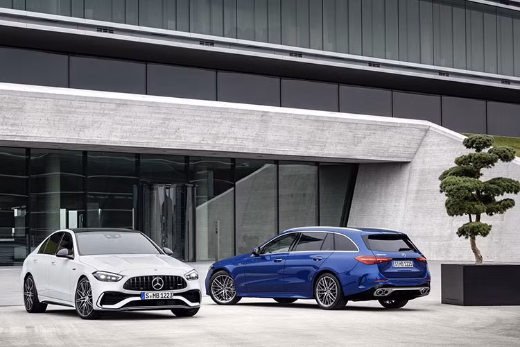 Vào tối ngày 26/4/2022, hãng Mercedes-Benz đã chính thức giới thiệu C-Class thế hệ mới với khách hàng Việt nam. Trong khi đó, ở thị trường nước ngoài, mẫu sedan hạng sang cỡ nhỏ này lại được bổ sung phiên bản hiệu suất cao Mercedes-AMG C43 4Matic 2023 mới. Là đối thủ BMW M3 và Audi RS3. Xe được trang bị động cơ mạnh hơn trước.