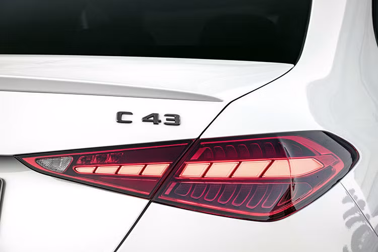 Động cơ mới của Mercedes-AMG C43 4Matic 2023 tạo ra công suất tối đa 402 mã lực và mô-men xoắn cực đại 500 Nm. So với máy xăng V6 cũ, động cơ này mạnh hơn 40 mã lực. Ngoài ra, Mercedes-AMG C43 4Matic 2023 còn mạnh hơn 27 mã lực và 20 Nm so với Mercedes-AMG SL 43.