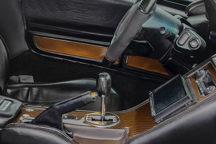 Đáng tiếc, nội thất của siêu xe nhái này lại không hề được thuyết phục như vẻ ngoài mà vẫn giữ nguyên bản của một chiếc xe thể thao Acura NSX.