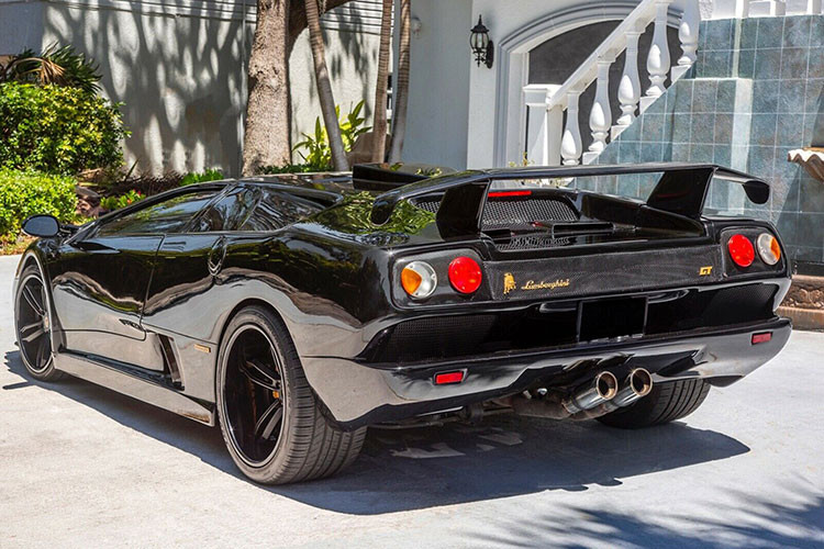 Ở cái nhìn đầu tiên, chiếc xe này trông có vẻ như là mọt chiếc Diablo GT quý hiếm vốn chỉ được sản xuất giới hạn 80 chiếc, nhưng bên dưới thân vỏ siêu xe Ý đẹp mắt kia thực chất là khung gầm của một chiếc Acura NSX.