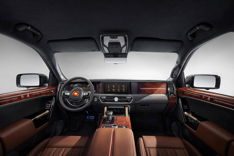 Nằm bên dưới màn hình trung tâm của xe là cửa gió trung tâm và 2 núm xoay chỉnh điều hòa. Ở giữa 2 cửa gió này có đồng hồ cơ để báo giờ giấc. Chưa hết, Hồng Kỳ LS7 còn có 2 cột màu vàng kim ở cụm điều khiển trung tâm và cần số ngắn, bọc da sang trọng.