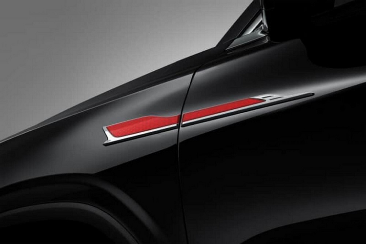 Tiếp đến là bộ vành hợp kim cỡ lớn và viền mạ crôm dày dặn bao quanh cột D, kéo dài lên trên nóc. Cũng như vô lăng, nắp trục bánh của xe cũng đi kèm biểu tượng hoa hướng dương màu vàng. Nhằm nhấn mạnh sự sang trọng, Hồng Kỳ đã trang bị nhiều chi tiết mạ crôm cho LS7 như nẹp giữa 2 đèn hậu, nằm vắt ngang đuôi xe, và nẹp bao quanh cản sau. Ngoài ra, cửa cốp của mẫu SUV cỡ lớn này còn được tích hợp ăng-ten.