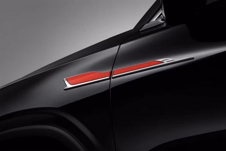 Tiếp đến là bộ vành hợp kim cỡ lớn và viền mạ crôm dày dặn bao quanh cột D, kéo dài lên trên nóc. Cũng như vô lăng, nắp trục bánh của xe cũng đi kèm biểu tượng hoa hướng dương màu vàng. Nhằm nhấn mạnh sự sang trọng, Hồng Kỳ đã trang bị nhiều chi tiết mạ crôm cho LS7 như nẹp giữa 2 đèn hậu, nằm vắt ngang đuôi xe, và nẹp bao quanh cản sau. Ngoài ra, cửa cốp của mẫu SUV cỡ lớn này còn được tích hợp ăng-ten.