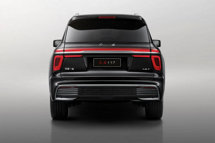 LS7 là một thành viên trong dòng L-Series, bao gồm những mẫu xe đầu bảng của thương hiệu Hồng Kỳ. Mẫu xe này sở hữu kích thước đồ sộ với chiều dài 5.695 mm, chiều rộng 2.095 mm, chiều cao 1.985 mm và chiều dài cơ sở 3.309 mm. Đây chính là mẫu xe có kích thước lớn nhất của thương hiệu Hồng Kỳ hiện nay. Đồng thời, Hồng Kỳ LS7 2023 hạng sang cũng chỉ thua kém một vài mẫu SUV trên thị trường về mặt kích thước như Cadillac Escalade ESV (dài 5.766 mm).