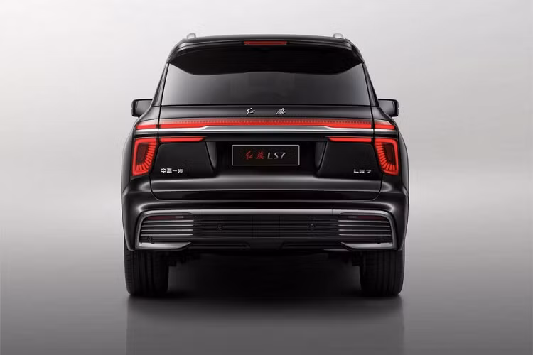 LS7 là một thành viên trong dòng L-Series, bao gồm những mẫu xe đầu bảng của thương hiệu Hồng Kỳ. Mẫu xe này sở hữu kích thước đồ sộ với chiều dài 5.695 mm, chiều rộng 2.095 mm, chiều cao 1.985 mm và chiều dài cơ sở 3.309 mm. Đây chính là mẫu xe có kích thước lớn nhất của thương hiệu Hồng Kỳ hiện nay. Đồng thời, Hồng Kỳ LS7 2023 hạng sang cũng chỉ thua kém một vài mẫu SUV trên thị trường về mặt kích thước như Cadillac Escalade ESV (dài 5.766 mm).