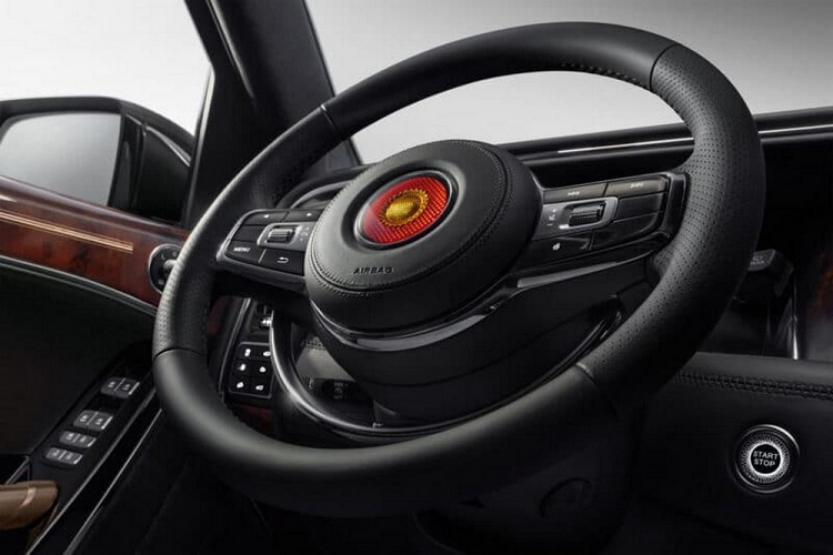 Phía sau là 2 ghế thương gia, đi kèm bệ đỡ bắp chân và bệ tì tay trung tâm tích hợp bảng điều khiển. Trước mặt hành khách ngồi trên ghế sau là 2 màn hình giải trí cỡ lớn. Những chi tiết đáng chú ý khác bên trong Hồng Kỳ LS7 bao gồm hệ thống đèn viền và mặt cửa được bọc da, ốp gỗ sang trọng. Trên khu vực ốp gỗ của mặt cửa có khắc thêm dòng chữ "Hồng Kỳ".