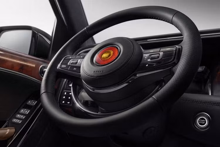 Phía sau là 2 ghế thương gia, đi kèm bệ đỡ bắp chân và bệ tì tay trung tâm tích hợp bảng điều khiển. Trước mặt hành khách ngồi trên ghế sau là 2 màn hình giải trí cỡ lớn. Những chi tiết đáng chú ý khác bên trong Hồng Kỳ LS7 bao gồm hệ thống đèn viền và mặt cửa được bọc da, ốp gỗ sang trọng. Trên khu vực ốp gỗ của mặt cửa có khắc thêm dòng chữ "Hồng Kỳ".