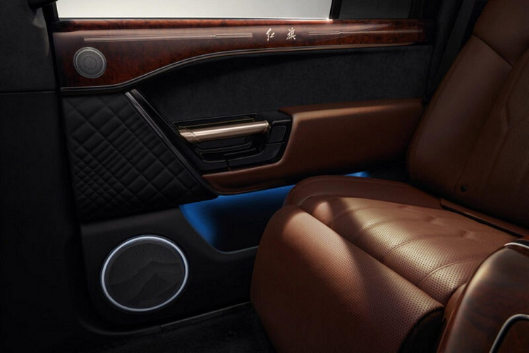 Ở hai bên lưới tản nhiệt là đèn pha được bao quanh bằng dải đèn LED định vị ban ngày nổi bật. Trong khi đó, đèn sương mù của xe được thiết kế dọc, đặt trong hốc thụt sâu vào bên trong và đi kèm viền mạ crôm. Vòng sang bên sườn, chúng ta sẽ thấy đường vai xe nằm cao, nối từ đèn pha đến đèn hậu, ốp trang trí hình lá cờ màu đỏ trên chắn bùn trước và nẹp mạ crôm dưới cửa.