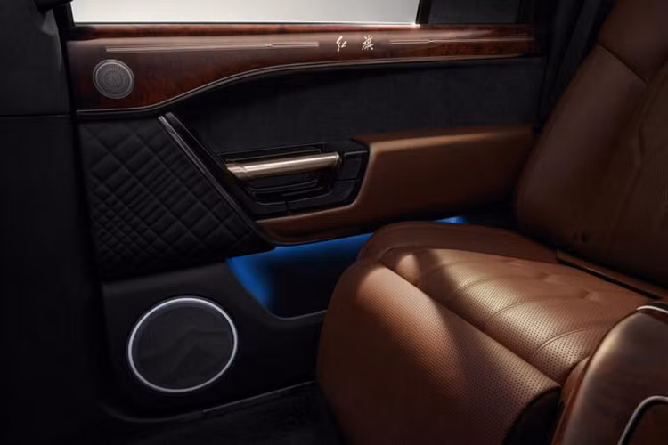 Ở hai bên lưới tản nhiệt là đèn pha được bao quanh bằng dải đèn LED định vị ban ngày nổi bật. Trong khi đó, đèn sương mù của xe được thiết kế dọc, đặt trong hốc thụt sâu vào bên trong và đi kèm viền mạ crôm. Vòng sang bên sườn, chúng ta sẽ thấy đường vai xe nằm cao, nối từ đèn pha đến đèn hậu, ốp trang trí hình lá cờ màu đỏ trên chắn bùn trước và nẹp mạ crôm dưới cửa.