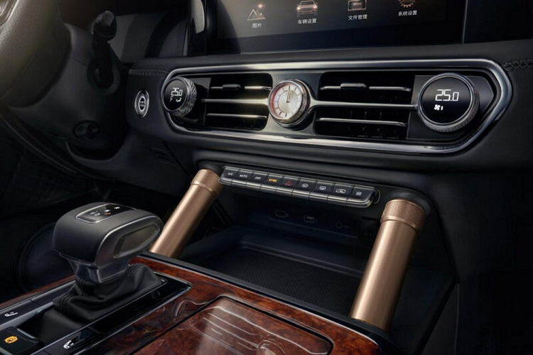 Tương tự nội thất, ngoại thất của Hồng Kỳ LS7 cũng gây ấn tượng mạnh với người nhìn. Được áp dụng ngôn ngữ thiết kế mới nhất của thương hiệu Hồng Kỳ nên LS7 có một số nét tương đồng với những người anh em như H9 hay E-HS9.