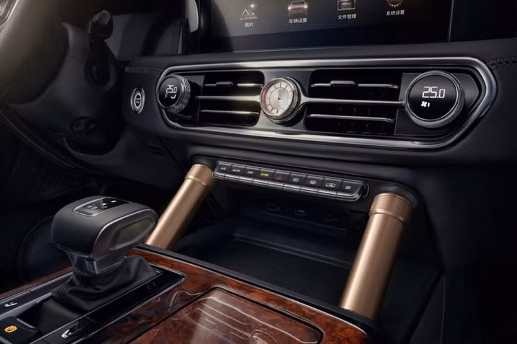 Tương tự nội thất, ngoại thất của Hồng Kỳ LS7 cũng gây ấn tượng mạnh với người nhìn. Được áp dụng ngôn ngữ thiết kế mới nhất của thương hiệu Hồng Kỳ nên LS7 có một số nét tương đồng với những người anh em như H9 hay E-HS9.