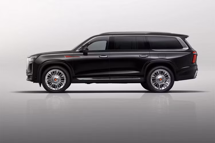 Kích thước lớn kể trên mang đến không gian nội thất vô cùng rộng rãi và sang trọng cho mẫu SUV Trung Quốc này. Bước vào bên trong Hồng Kỳ LS7, mọi người có lẽ sẽ cảm thấy choáng ngợp vì những chất liệu cao cấp như da và gỗ gụ. Những chi tiết màu vàng ánh kim càng làm tăng thêm vẻ cao cấp và trưởng giả cho mẫu xe này.