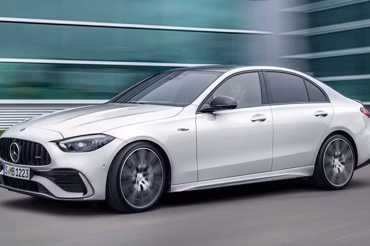 Trái tim này tạo ra công suất tối đa 402 mã lực và mô-men xoắn cực đại 500 Nm. Sức mạnh động cơ của Mercedes-AMG C43 4Matic 2023 được truyền tới bánh thông qua hộp số tự động 9 cấp AMG Speedshift MCT 9G và hệ dẫn động 4 bánh toàn thời gian 4Matic của xe có hơi hướng phân bổ mô-men xoắn về cầu sau nhiều hơn với tỷ lệ 31% trước và 69% sau.