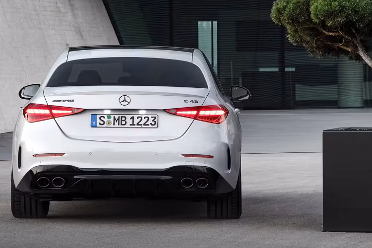 Với việc Mercedes-AMG C43 lắp ráp tại Việt Nam, chắc chắn giá bán chiếc xe Mercedes-AMG C43 4Matic 2023 sẽ rẻ hơn so với việc nhập khẩu từ Đức. Đối thủ chính của mẫu xe này là BMW M3 và Audi RS3 hiện chưa rõ có động thái nào bán chính hãng hay chưa, trong khi đó, M3 2022 chỉ mới xuất hiện dưới dạng xe không chính hãng.