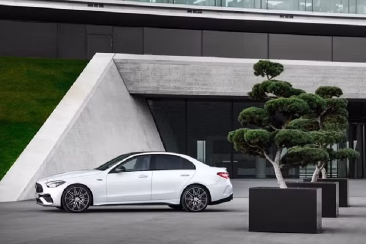 Mercedes-AMG C43 4Matic 2023 có thể tăng tốc từ vị trí xuất phát lên 100 km/h chỉ trong thời gian 4,6 giây trước khi đạt vận tốc tối đa 250 km/h. Nếu có thêm gói AMG Driver’s Package tùy chọn, vận tốc tối đa của xe sẽ tăng lên 265 km/h.