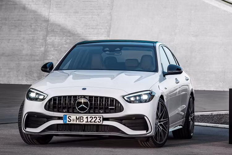 Để có sức mạnh ấn tượng trên, Mercedes-AMG C43 4Matic 2023 đã được cung cấp động cơ dành cho xe thương mại đầu tiên trên thế giới được áp dụng công nghệ tăng áp của xe đua Công thức 1. Ngoài ra, động cơ còn có sự hỗ trợ của hệ thống mild hybrid 48V, bao gồm máy phát điện - khởi động chạy bằng dây đai, có thể bổ sung 13 mã lực cho xe khi cần.