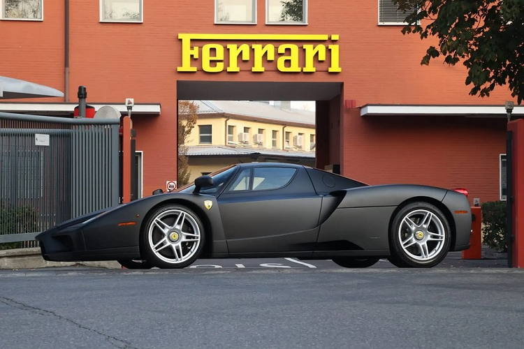 Chiếc Ferrari Enzo đen nhám này được ra đời vào thời kỳ mà hãng Ferrari chỉ dùng một vài màu sơn ngoại thất cho các sản phẩm của mình chứ không đa dạng như ngày nay. Phần lớn các mẫu siêu xe Ferrari xuất xưởng vào thời điểm đó đều được sơn màu đỏ, vàng hoặc đen