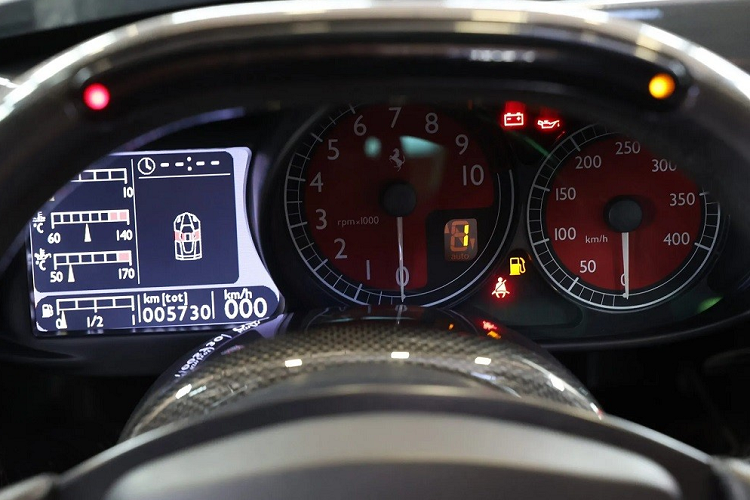 Tương tự Ferrari Enzo, phần lớn những chiếc xe của Hoàng gia Brunei đều cùng chung số phận là ít được sử dụng. Điều này không có gì lạ vì theo tin đồn, Hoàng gia này sở hữu bộ sưu tập xe lên đến 5.000 chiếc.