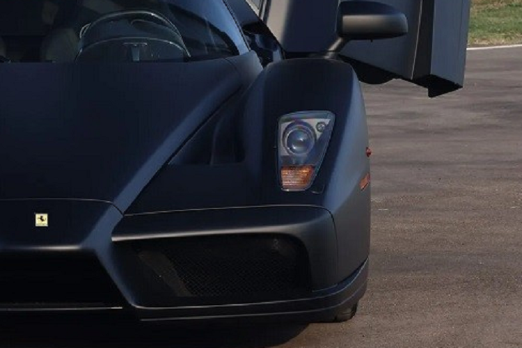 Do đó, mọi chiếc Ferrari Enzo đều rất đặc biệt. Riêng chiếc Ferrari Enzo của Hoàng gia Brunei lại khác biệt hơn cả khi được sơn ngoại thất màu đen nhám Nero Opaco. Sở hữu số khung #136069, chiếc Ferrari Enzo này được sản xuất từ ngày 8/6/2004. Mất khoảng 4 tháng, hãng Ferrari mới hoàn thiện chiếc siêu xe này