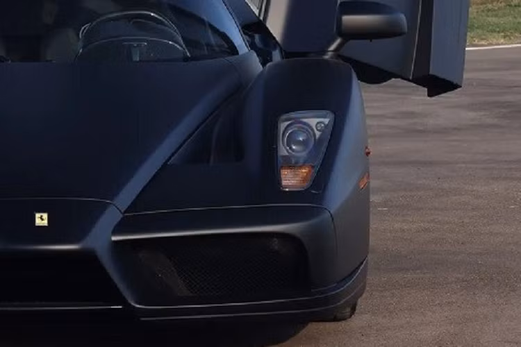 Do đó, mọi chiếc Ferrari Enzo đều rất đặc biệt. Riêng chiếc Ferrari Enzo của Hoàng gia Brunei lại khác biệt hơn cả khi được sơn ngoại thất màu đen nhám Nero Opaco. Sở hữu số khung #136069, chiếc Ferrari Enzo này được sản xuất từ ngày 8/6/2004. Mất khoảng 4 tháng, hãng Ferrari mới hoàn thiện chiếc siêu xe này