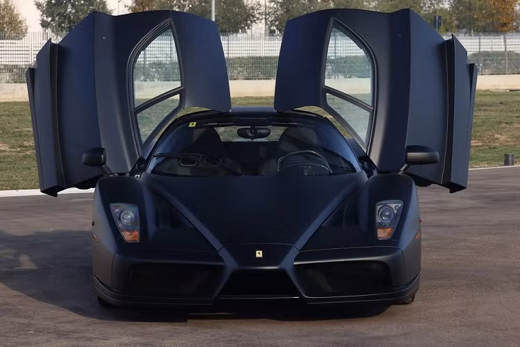 Chỉ có một vài chiếc siêu xe Ferrari được sơn màu xanh dương, bạc, xám hoặc trắng. Chưa dừng ở đó, vào thời điểm Enzo trình làng, chỉ có những khách hàng đặc biệt, có tầm ảnh hưởng rất lớn mới có thể thuyết phục hãng Ferrari sơn xe theo ý muốn.